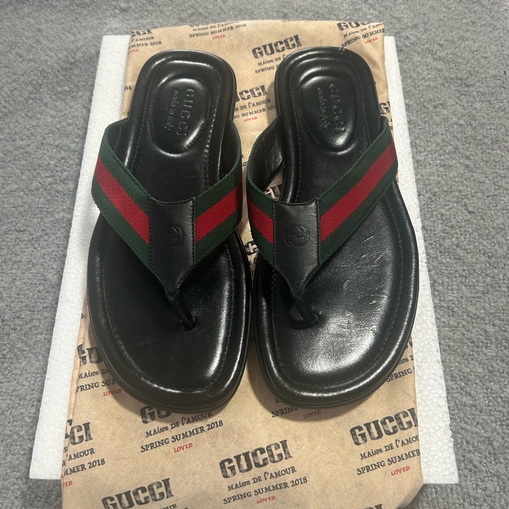 Gucci Men's Black Sandals with Red and Green Straps